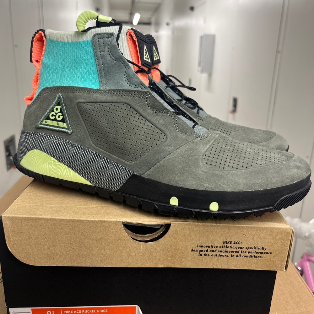 Nike ACG Men's Gray and Teal Sneakers